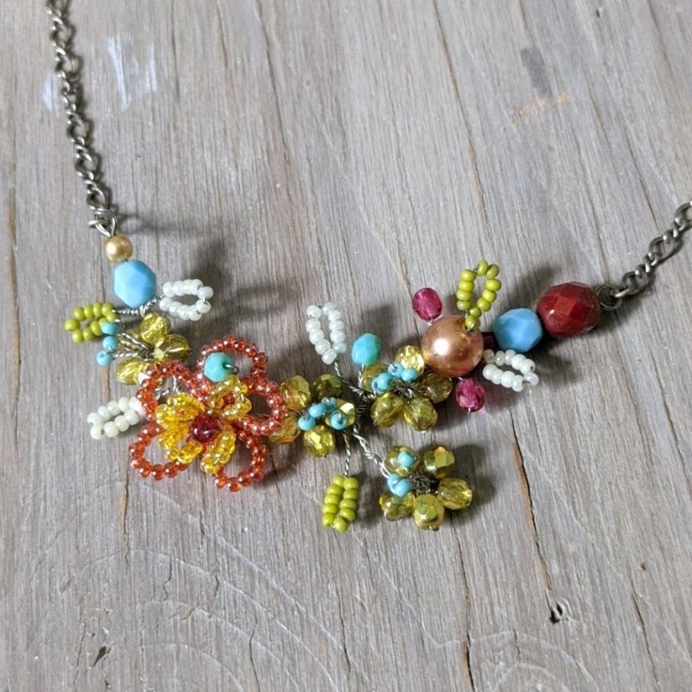 Altiplano beaded necklace flower design